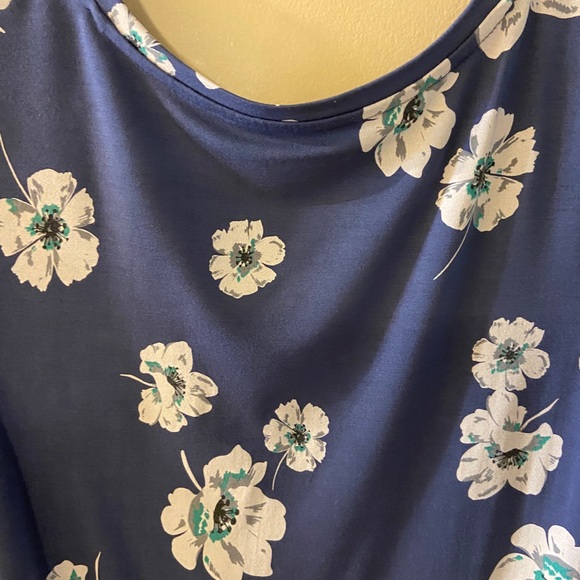 Reitmans blue v-neck t-shirt/blouse with grey flowers - size small - Picture 5 of 7
